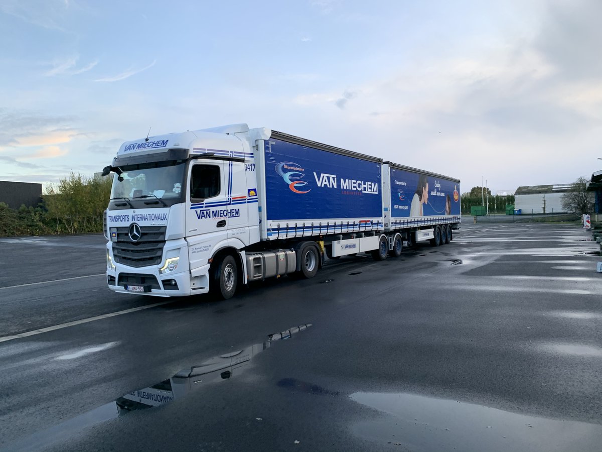 VanMieghemLog's tweet photo. Mise en route de notre deuxième #ecocombi aujourd’hui! Il roulera principalement pour notre client #soubry. Ensemble avec l’#actros5 il permettra une reduction de consommation par marchandise transportée de 30%! #WithYouEverywhereYouGo https://t.co/aUN8FEHP5z