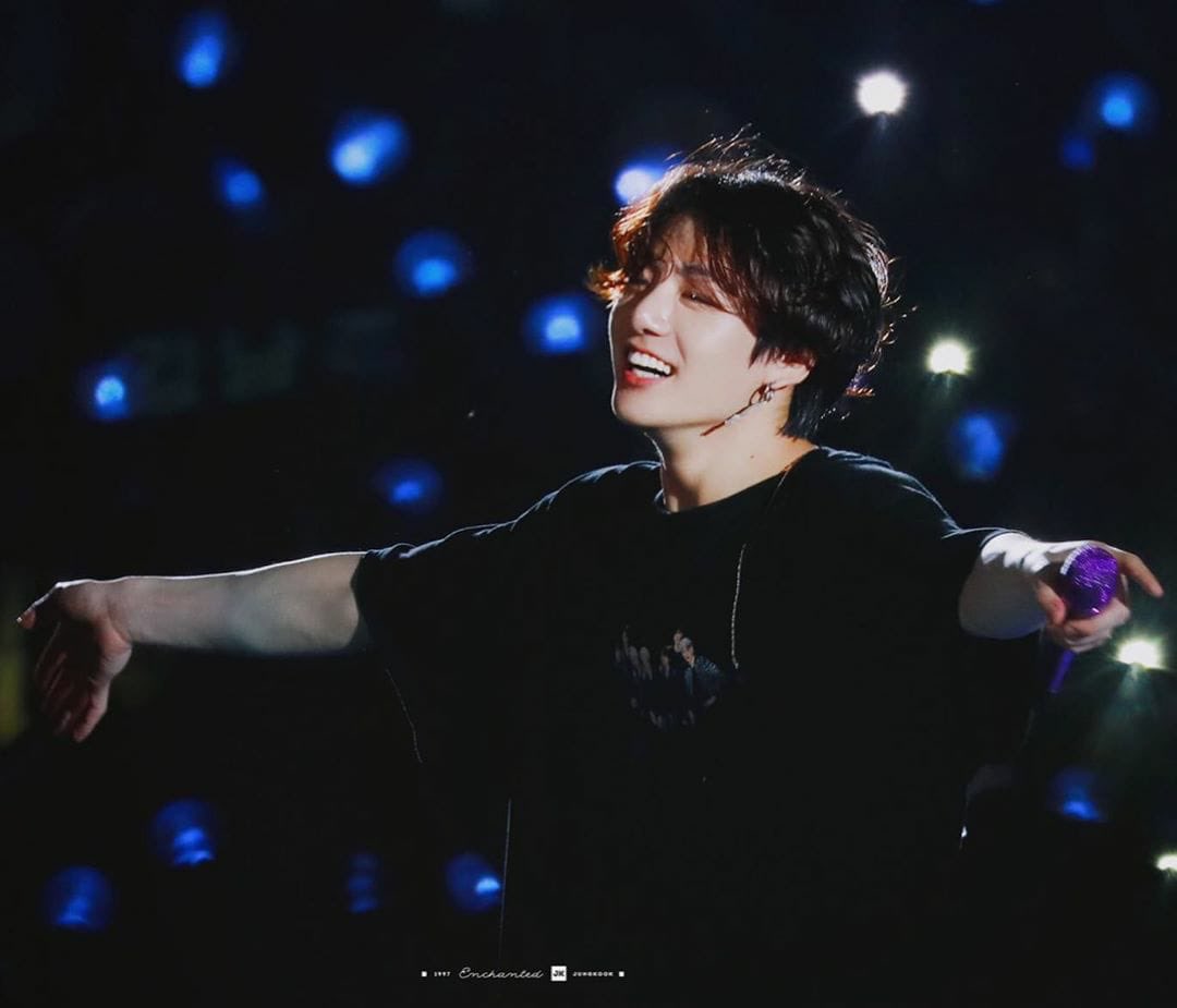 2 bts чонгук. чон чонгук принц. микрофоны бтс цвета. Bts чонгук. чон чонгук.