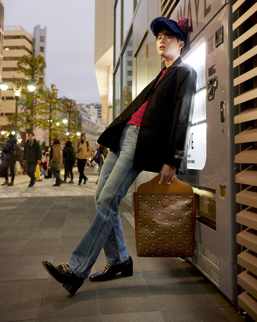 ELLEThailand's tweet photo. สกาย วงศ์รวี @skywongraveee ในชุด @gucci คอลเล็กชั่นต้อนรับปีหนู©️Disney Disney X Gucci ที่ไปถ่ายทำกันถึงกรุงโตเกียว เข้าไปชมภาพแฟชั่นเซ็ตแบบเต็มๆ และเบื้องหลังได้ที่ https://t.co/meOZtknnHs #Skywongravee https://t.co/vPfzXXIIUa