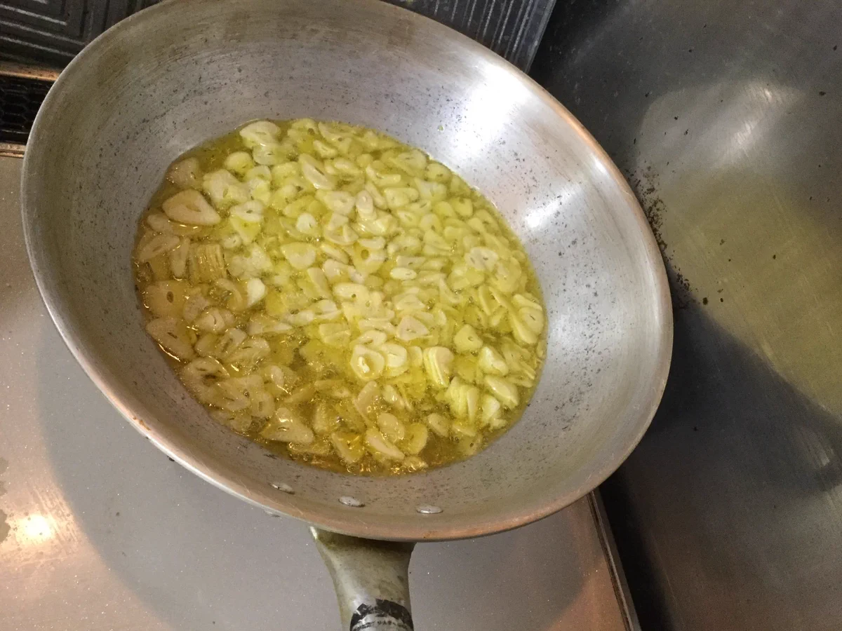 簡単にシェフ風ペペロンチーノ。これ作ったらめっちゃうまいからやってみて