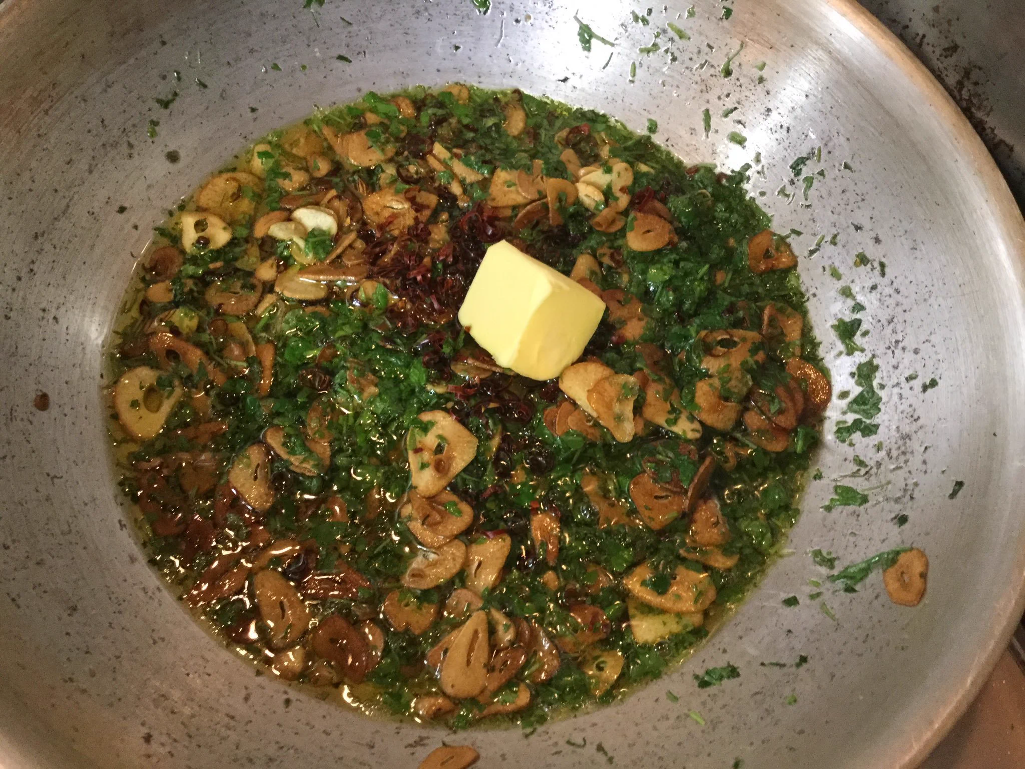 簡単にシェフ風ペペロンチーノ。これ作ったらめっちゃうまいからやってみて