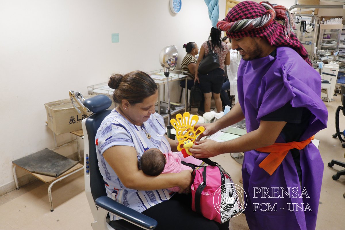 MedicinaUNA's tweet photo. 👑👑👑 Reyes Magos en Otorrinolaringología. 

"La idea surgió pensando en los pacientes pediátricos quienes llegan hasta el consultorio con un poquito de ansiedad. También poder tener un contacto más cercano a ellos en el momento de la consulta” https://t.co/kScwHjpLF4 https://t.co/v9XYUb204F