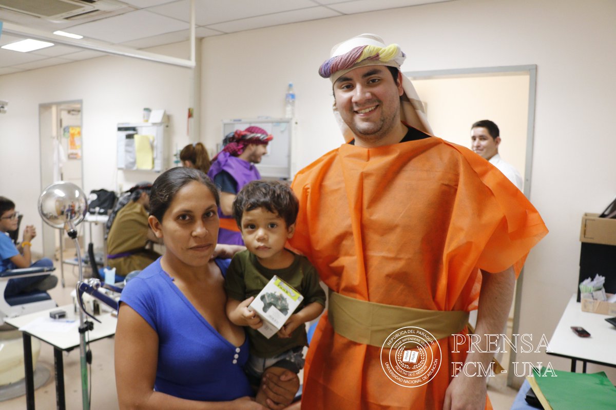 MedicinaUNA's tweet photo. 👑👑👑 Reyes Magos en Otorrinolaringología. 

"La idea surgió pensando en los pacientes pediátricos quienes llegan hasta el consultorio con un poquito de ansiedad. También poder tener un contacto más cercano a ellos en el momento de la consulta” https://t.co/kScwHjpLF4 https://t.co/v9XYUb204F