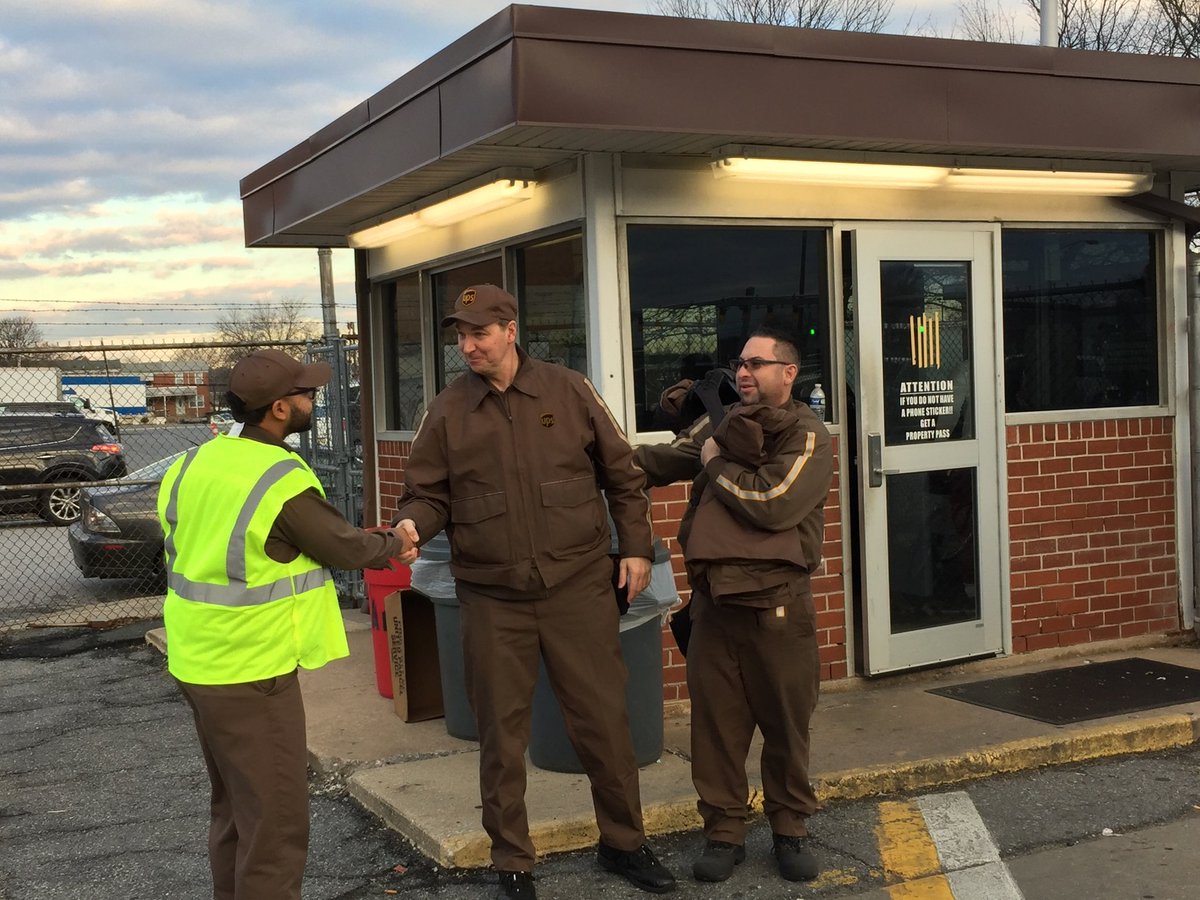 Delawaresafety's tweet photo. #startitright Harbor center On Rd Supervisor Mo greeting everyone at the guard shack this morning talking about safey #11stepprocess 
@UPSsafetyguy74 @BarbaraRucker5 @CHSPKelley https://t.co/hszXKNJpqd