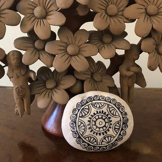 kindnessrock's tweet photo. This #kindnessrock is seating under a #treoflife or “Arbol de la vida” in 🇬🇹 Guatemala City. Message on the back from @lynneknowlton #wecancervive. 🤍 https://t.co/3qwsqdBfP6 https://t.co/a6lSjECvJL