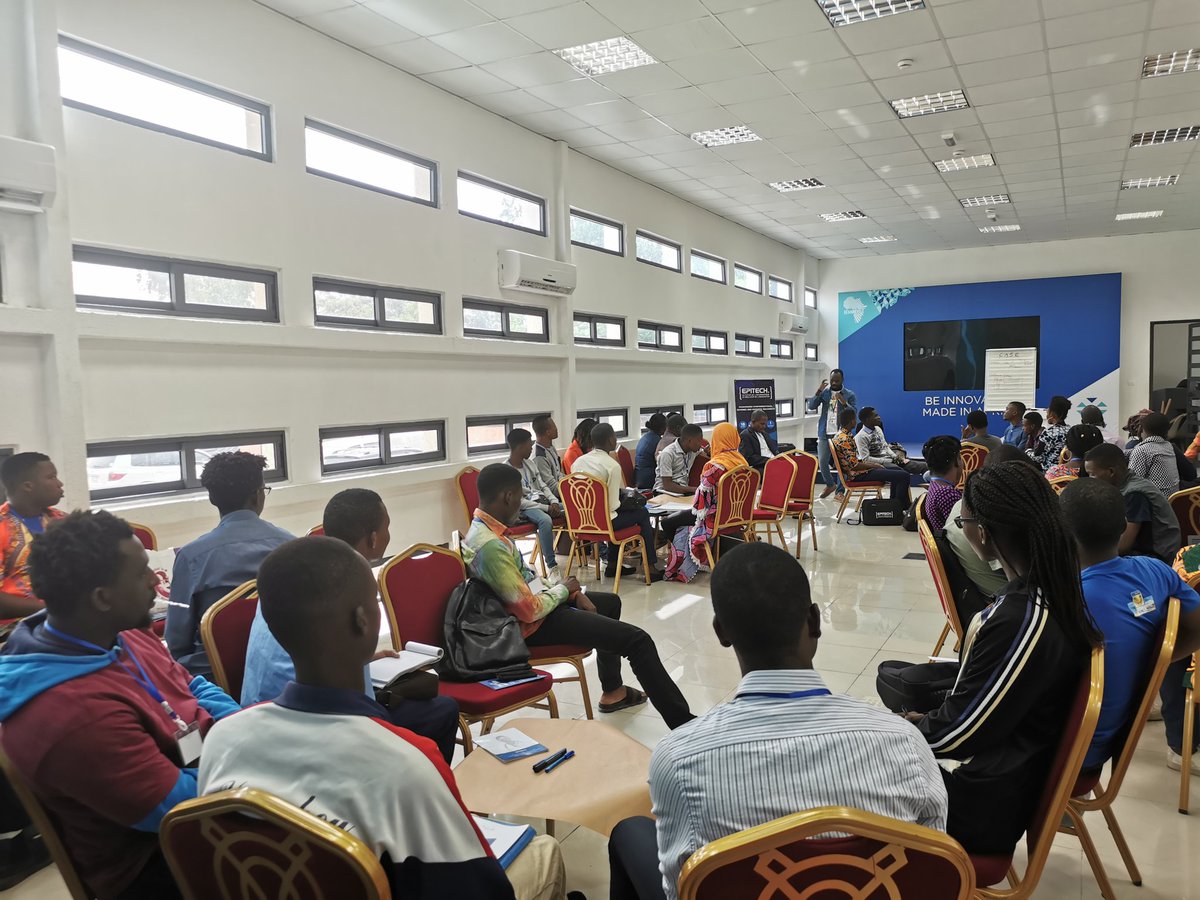EpitechBenin's tweet image. Session d'orientation par @DjawadRamanou de @unfpa_benin pour préparer avec l'outil C.A.S.E. les participants #ProjectWeek2020 à aller à la rencontre d'acteurs de la santé sur le terrain les prochains jours de la semaine.