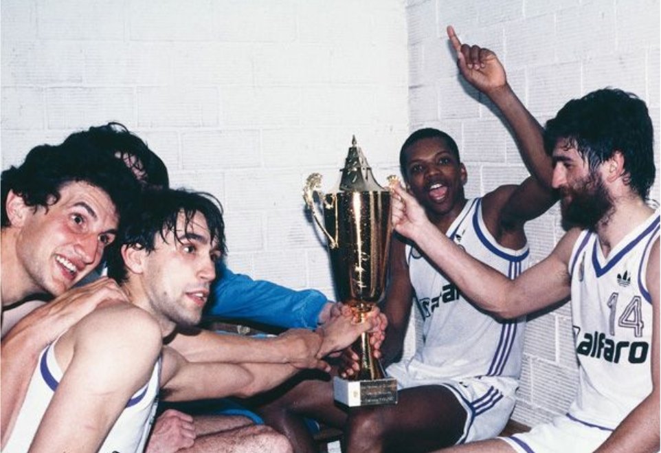 RetroMadrid_'s tweet photo. Grandes momentos del @RMBaloncesto 🏀 
 https://t.co/OwgbbfPo9G