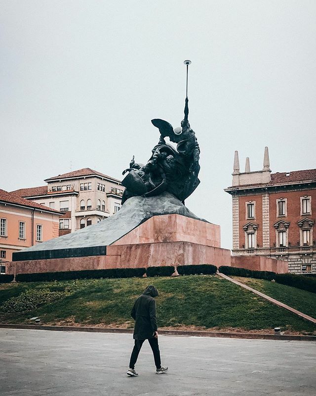 bengoesplaces's tweet photo. I'm getting serious Soviet vibes when looking at this dramatic statue, although in fact it's located in Italy 😅 #travellingthroughtheworld #map_of_europe #where2gonext #europe_moments #europestyle_ #kings_villages #incredible_europe #discover_europe_… https://t.co/YD40bahgVh https://t.co/Xtt3iWP4Ig