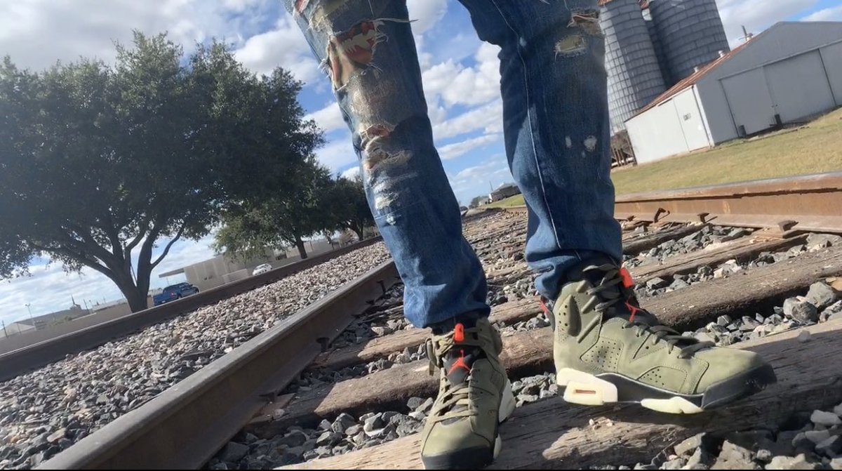 ArdekaniS's tweet photo. Highest in the Room! @trvisXX @Nike @Jumpman23 @snkrcloset @SneakerAdmirals @snkr_twitr #TravisScott #sneakerhead #Houston #katy #MondayMorning https://t.co/ogAiqoS6B7