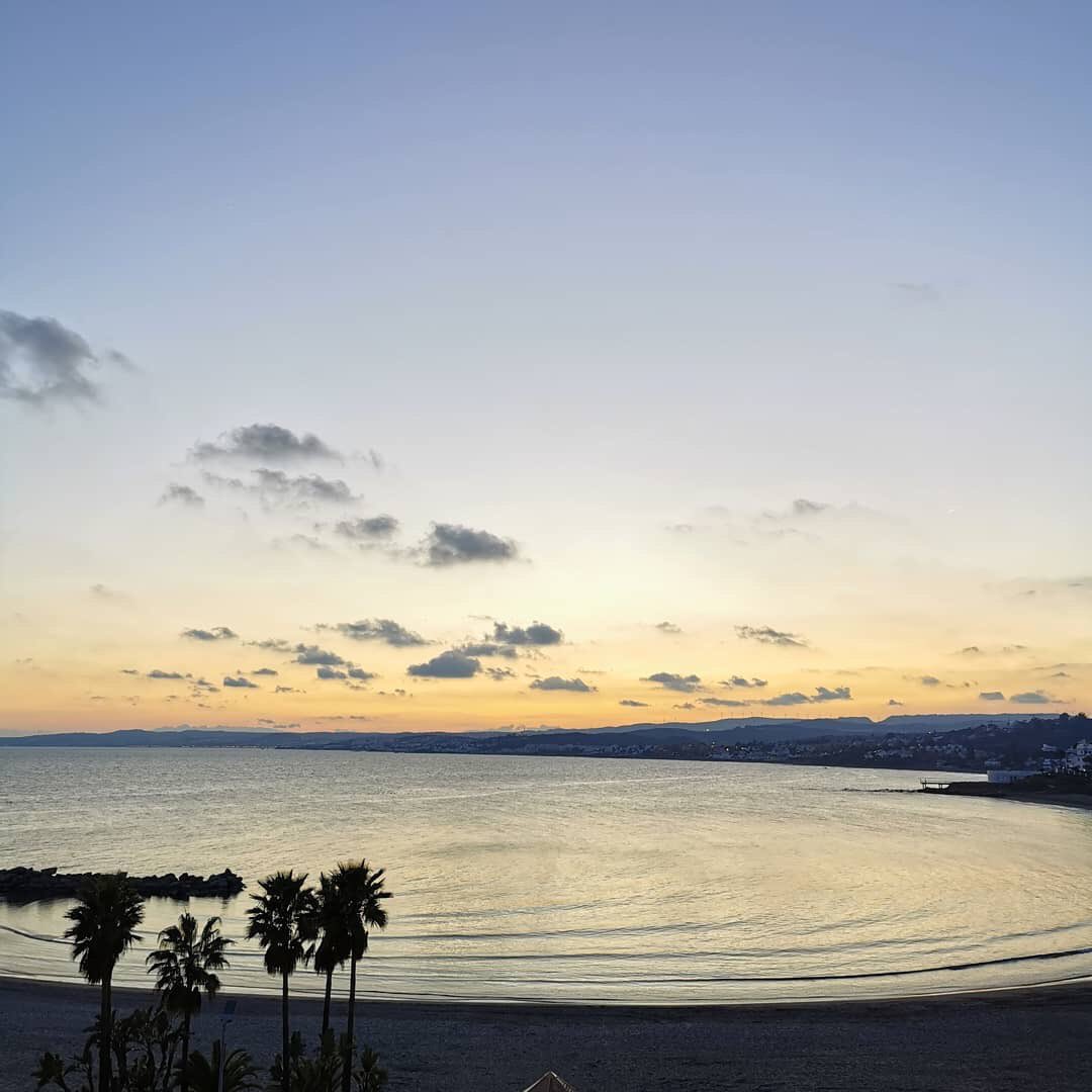 onceyonce_'s tweet photo. Con este hermoso atardecer despedimos las comilonas y los buenos ratos de las vacaciones de Navidad, mañana comienza "de verdad" el nuevo año y nosotros nos vamos dos días a recargar las pilas para volver el jueves 9 con nuevo horario!
De martes a domingo de 10 a 18hs.
#Estepona https://t.co/a95yzBF6NJ