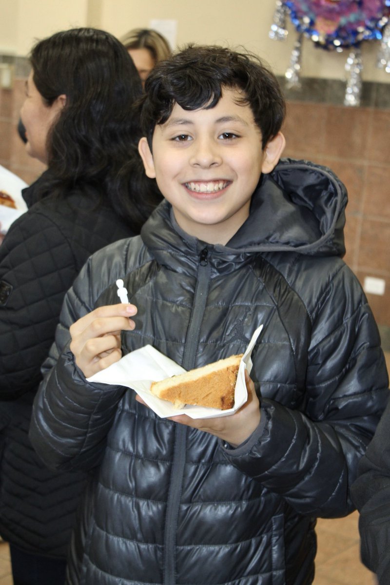 ConsulMexCho's tweet photo. Tradicional #RoscaDeReyes en #ConsulMexChicago 🤴🏻🤴🤴🏾. #FelizDíaDeReyes para todas las familias 🇲🇽 - 🇺🇸 en el #MedioOeste de #EUA. https://t.co/BiCCjGOBKz