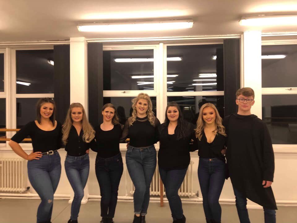 LeaNivenSmithUK's tweet photo. 5️⃣ #PerformerArtistChallenge
🎤 Student Mentors for #ParallelPressures @LossieEA with @DYWMoray ✨
✨#Theatre
✨#MusicalTheatre
✨#Performer
✨#LossieEA
✨#DYWMoray
✨#Mentor https://t.co/Z7f7qi8NBH