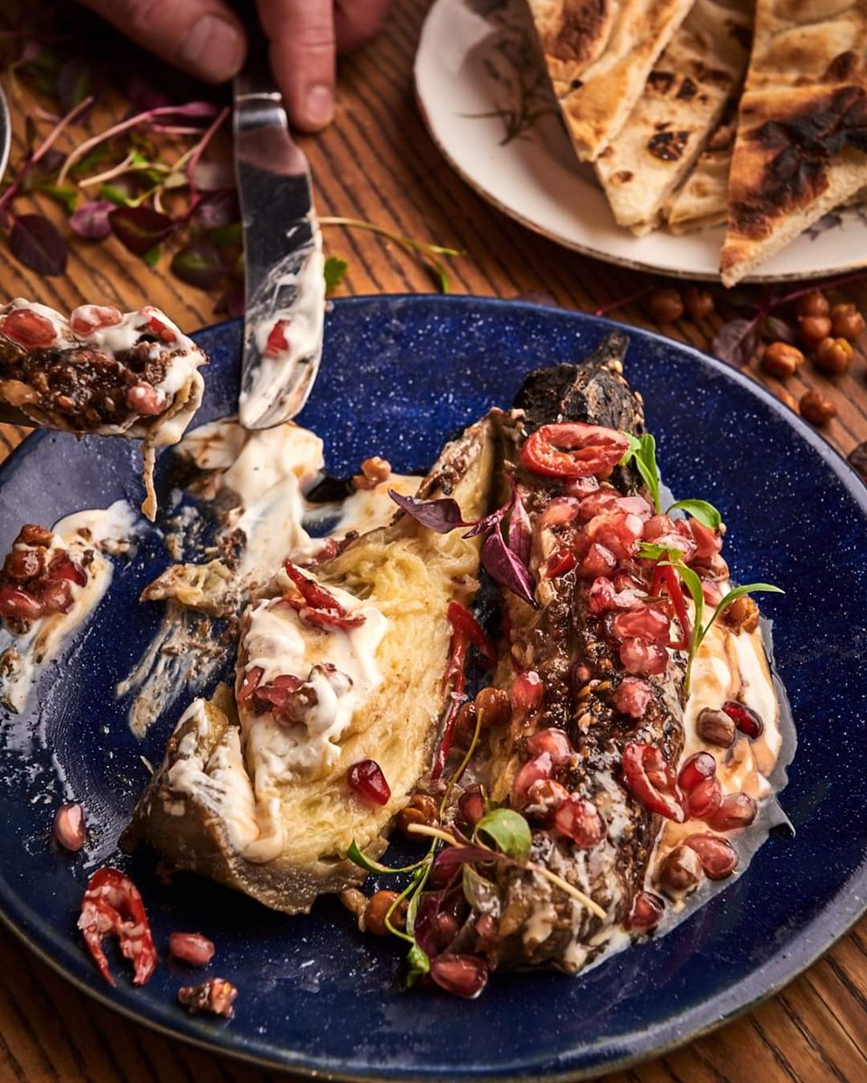 We love our smoked aubergine 🍆. Perfect way to start the week!
dar-london.co.uk 
#veganuary #vegan #vegetarian #sharingdishes #spicedcauliflower #middleeasternflavours #mediterranean #sharewithfriends #starttheweekoffright #londonrestaurants #tooting #tootingrestaurant