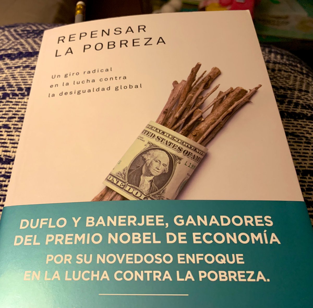 polisea's tweet photo. “Repensar la pobreza. Un giro radical en la lucha contra la desigualdad global” por Duflo y Banerjee, ganadores del Nobel de Economía 2019. Desmontando prejuicios sobre la pobreza, los pobres y las políticas de cooperación al desarrollo https://t.co/xW9E4boBmS