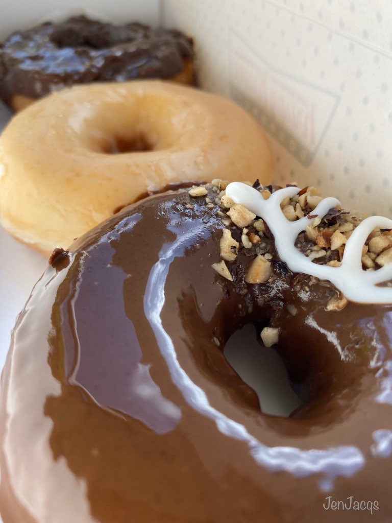 jenjacqs's tweet photo. #KrispyKremeโs Sweet Treats to kick off 2020! ๐๐
๐ฉ OG Bites, melt-in-your-mouth bite-sized doughnut ๐คค
๐ฉ Chocolate Hazelnut Glazed Doughnut topped w/ chopped hazelnut ๐คค
๐ฟ Krispy Kreme Popcorn ๐คค
*Until 03/31/2020 ๐
#EveryoneIsAnOriginal #IamAnOriginal
#JenJacqsBlog https://t.co/bgqcRjYhav