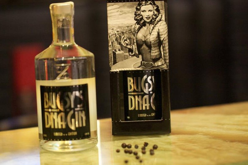 Spojením umění palírníka Martina Žufánka a receptury členů týmu Bugsy's baru vznikla limitovaná edice 666 ručně číslovaných lahví jedinečného #ginu Bugsy's DNA gin Vol.5. Dárková balení jsou k mání v u nás v bistru nebo v #Bugsy's baru. 
<a href="/zufanek/">Martin Žufánek</a> <a href="/BugsysBar/">Bugsys Bar</a> #DNA #BistroSpejle