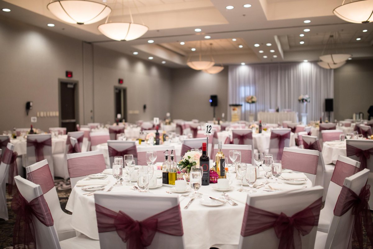 HiltonYVR's tweet image. Our Ballroom is draped in wedding day elegance. 💡#YVREventProfs #VancouverWeddings