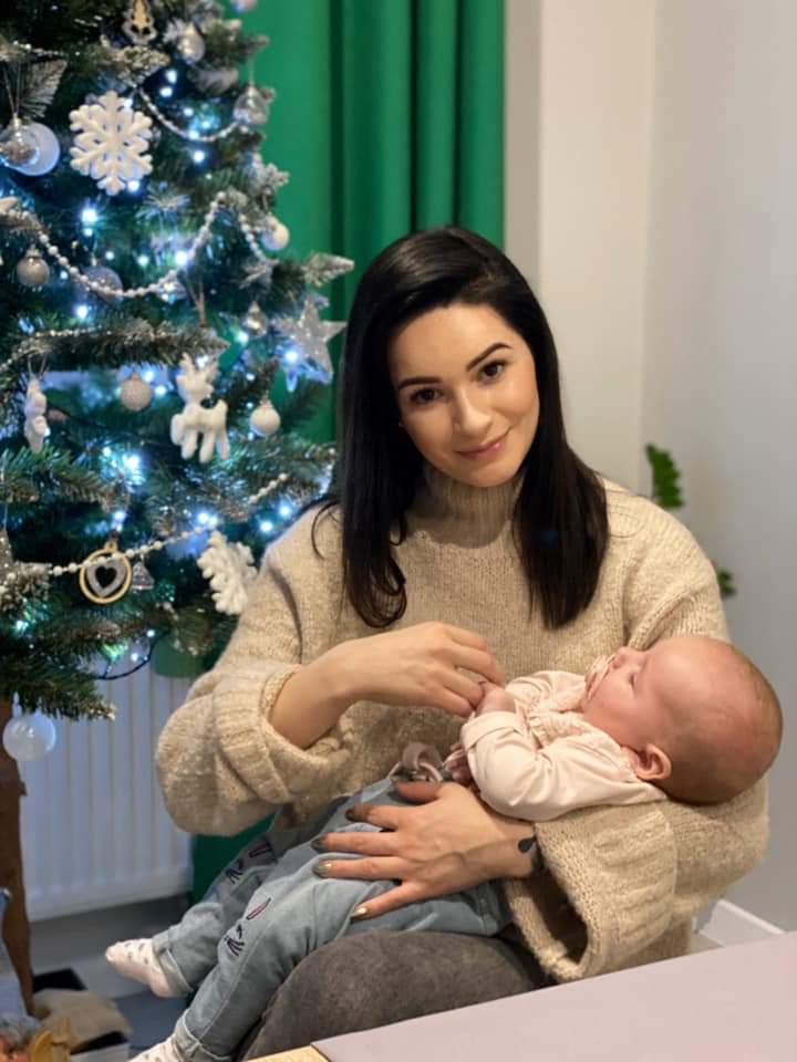 DobroWracaMG's tweet photo. PILNE🔥Piosenkarka Ewa Lisowska @E_Lisowska walczy o ŻYCIE Tosi! Moi Drodzy, mała kruszynka choruje na rdzeniowy zanik mięśni. Ratujący życie lek kosztuje 9 mln. Każda Wasza pomoc jest na wagę złota. Zostaw symboliczną złotówkę na stronie👉https://t.co/jFBg9GIHmN
#DobroWraca https://t.co/S5bUnYJjUB