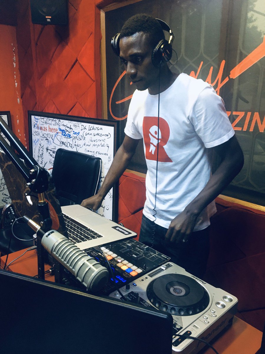 juliotripo's tweet photo. Monday madness only on 100.2 GalaxyFm https://t.co/qIFyt6x0Qe