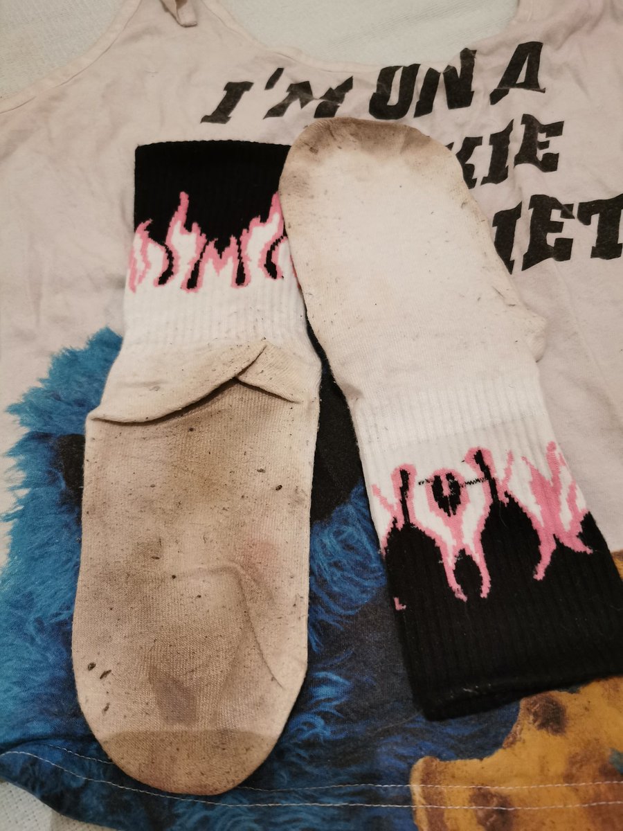 DirtyHans1's tweet photo. Mmmm  heute war was leckeres im Briefkasten für meine liebe Nase  so wie die Socken aus sehen riechen sie auch

#stinkysocks #Socken #dreckigesocken #fussfetish #getragenesocken #duftige #stinkesocken https://t.co/jwPXEHQ24n