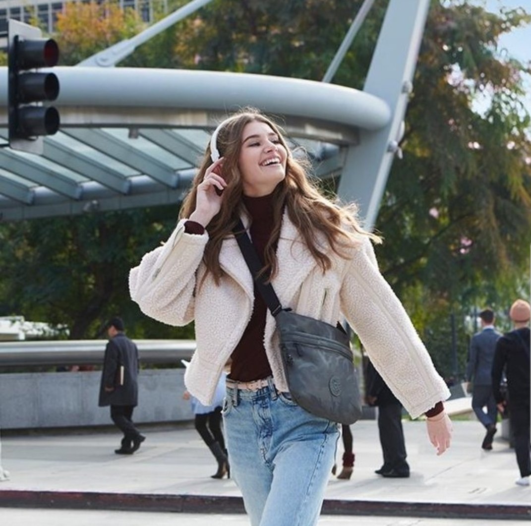 kipling_Ksa's tweet image. Nothing like a powerful playlist to start the day with energy, What do you think she's listening to? Let us know...

#Kipling #kiplinglivelight #kiplingbackpack #saudiaarabia #KSA #jeddah #riyadh #kiplingsaudiarabia #FW19 #winter #weekend #friends #fashion #lifestyle #Kipling