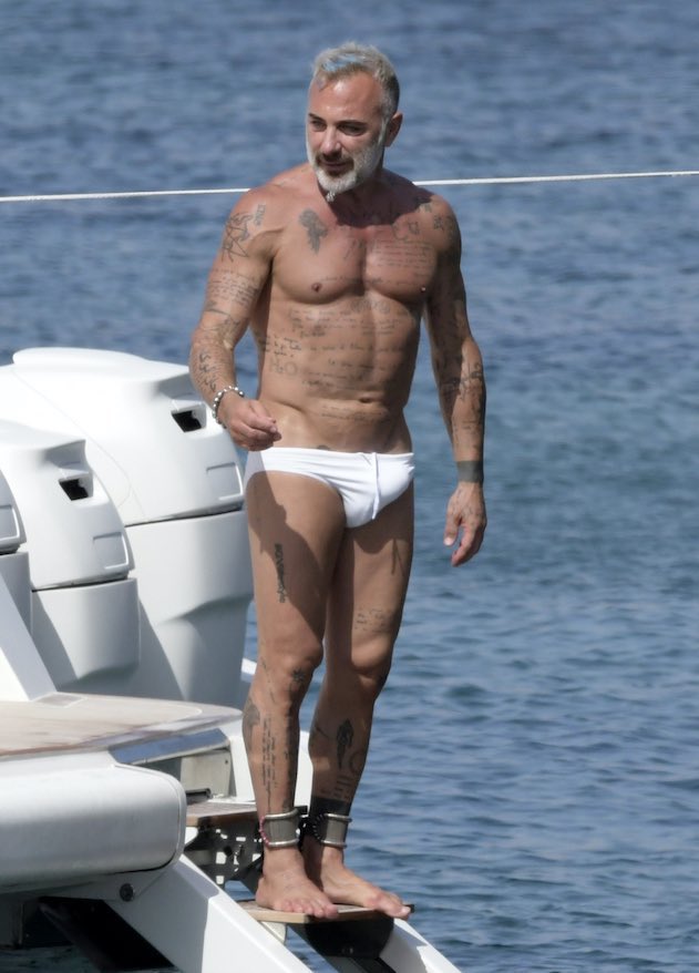 dimefierro's tweet photo. rt al gianluca vacchi de la suerte para que encuentres suggar daddy este año 😍🍆💦 https://t.co/gzWoIelKj5
