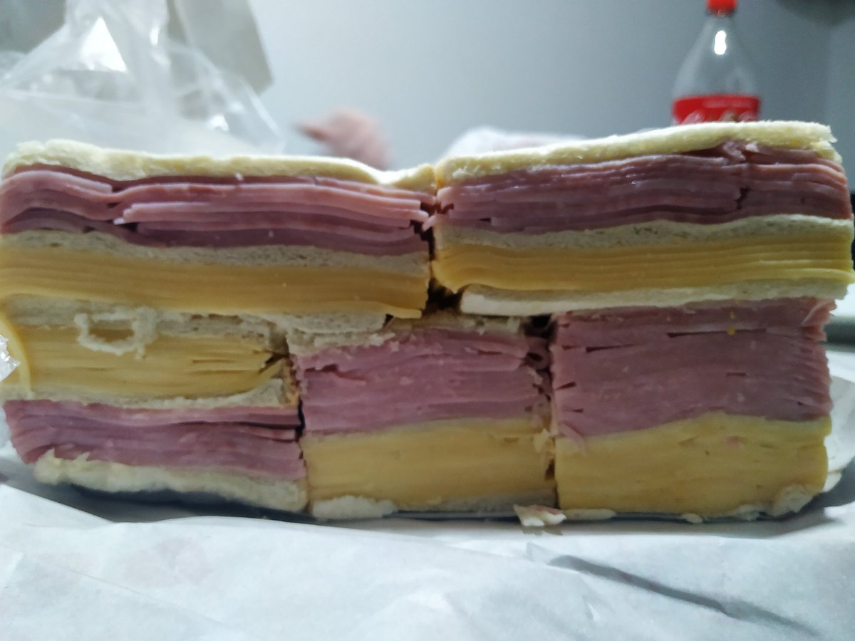 QuelquesPuces's tweet photo. Bueno, pensé en un almuerzo rápido y fuí a comprar sandwiches de miga.
SEIS de JyQ y DOS de verdura como los llaman acá pero no me avisaron del tamaño. 
Los sandwiches: https://t.co/xCgbQemuRi