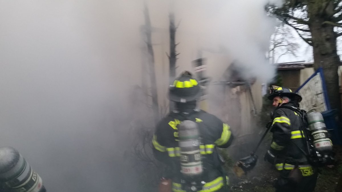 MapleValleyFire's tweet image. Mobile home fire at 800 block of West Valley Hwy S. Still knocking down the fire.