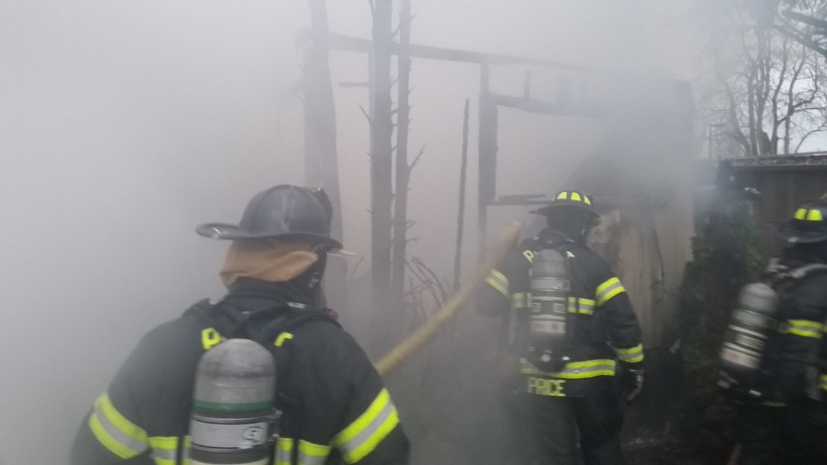 MapleValleyFire's tweet image. Mobile home fire at 800 block of West Valley Hwy S. Still knocking down the fire.