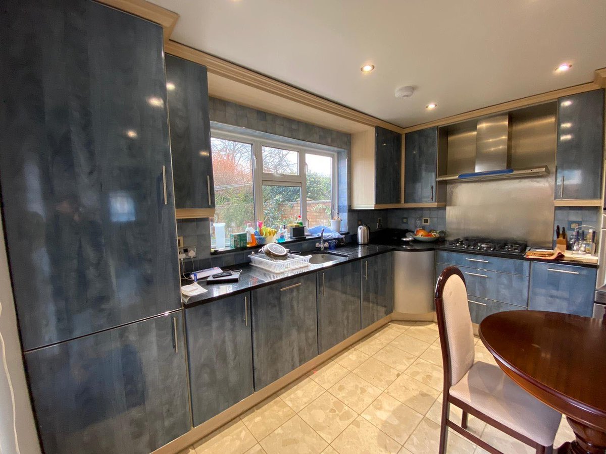 Beautiful 4 bedroom family home located in Canons Park. Benefits include spacious living room, modern kitchen, 2 bathrooms, w/c, and a large size rear garden!

morelanduk.com/index.php?opti…