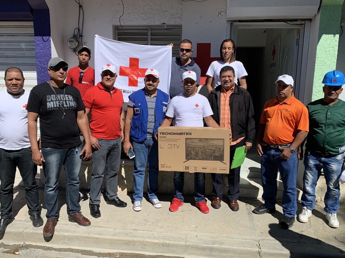gregoriove's tweet photo. El senador que no cambiamos por nada @EuclidesLaVega hizo entrega de un televisor led a La #Cruz Roja de Constanza para ser utilizada en sus labores propias de sus funciones al servicio de La Comunidad de Constanza. #RedLVConEuclides #RedLVPLD https://t.co/Gw3nrjvO79