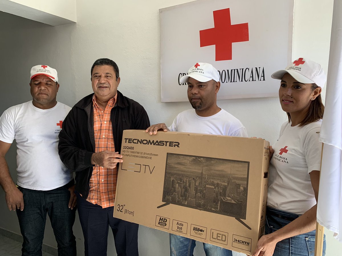 gregoriove's tweet photo. El senador que no cambiamos por nada @EuclidesLaVega hizo entrega de un televisor led a La #Cruz Roja de Constanza para ser utilizada en sus labores propias de sus funciones al servicio de La Comunidad de Constanza. #RedLVConEuclides #RedLVPLD https://t.co/Gw3nrjvO79