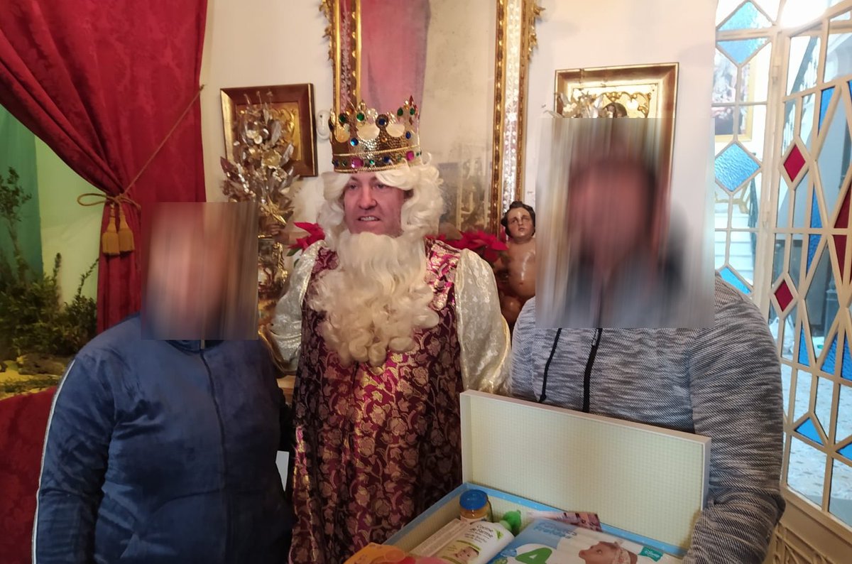 hdad_asuncion's tweet photo. En el día de hoy SSMM Los Reyes Magos de Oriente han hecho entrega en nuestra hermandad de los regalos a familias desfavorecidas. 

Desde nuestra diputación de caridad trabajamos porque todos puedas tener su ilusión en este día tan especial. https://t.co/VOKFXxCF8a