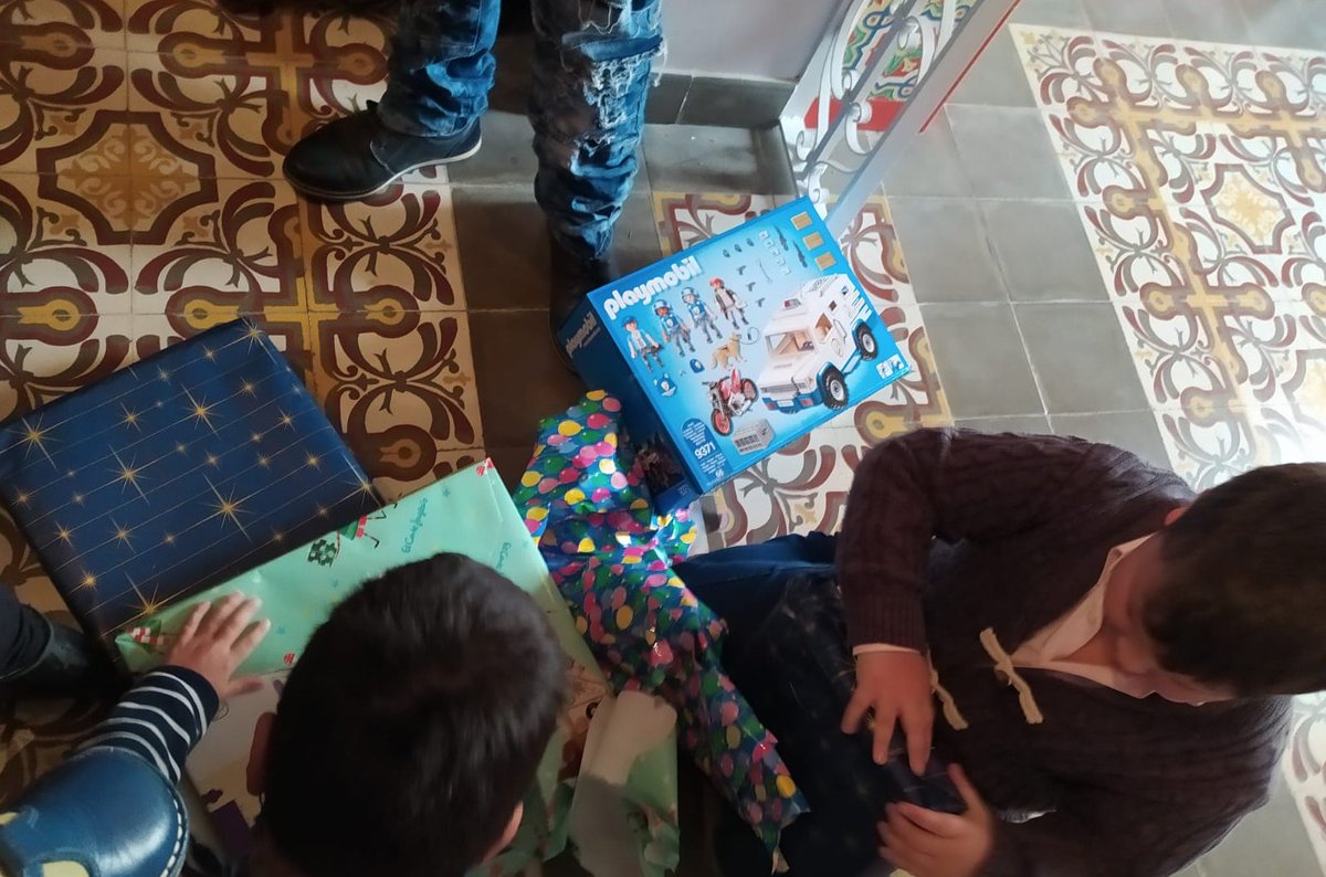 hdad_asuncion's tweet photo. En el día de hoy SSMM Los Reyes Magos de Oriente han hecho entrega en nuestra hermandad de los regalos a familias desfavorecidas. 

Desde nuestra diputación de caridad trabajamos porque todos puedas tener su ilusión en este día tan especial. https://t.co/VOKFXxCF8a