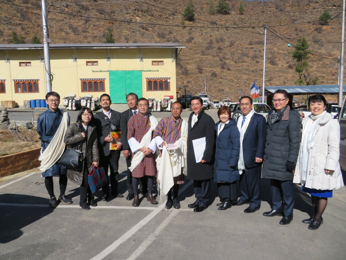 山本博司 6日 ブータン農業の父 西岡京治氏 の活動を紹介している西岡ミュージアムへ ダショー西岡と呼ばれています ダショーは 最高の人 というブータンの爵位 ミュージアムでは記念のサインも 故西岡氏の功績をたたえる仏塔 西岡チョンテル へ