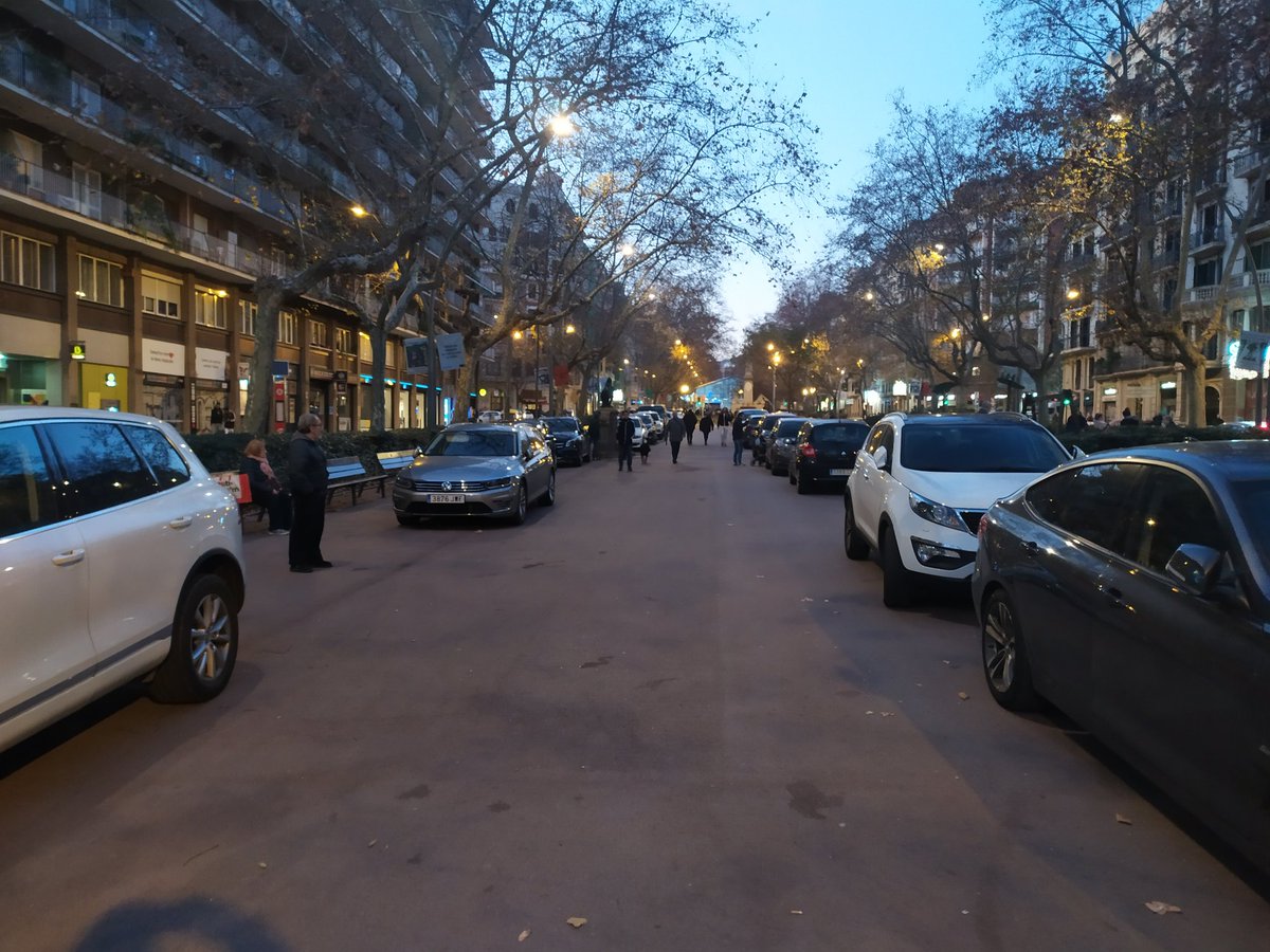 SenorDiesel's tweet photo. El tradicional aparcamiento de mierda del día de Reyes. Paseo de San Juan. Demostrando la prepotencia del motor en Barcelona. @barcelona_GUB @rosaalarcon Así nunca cambiará nada. https://t.co/QrqW9yqabM