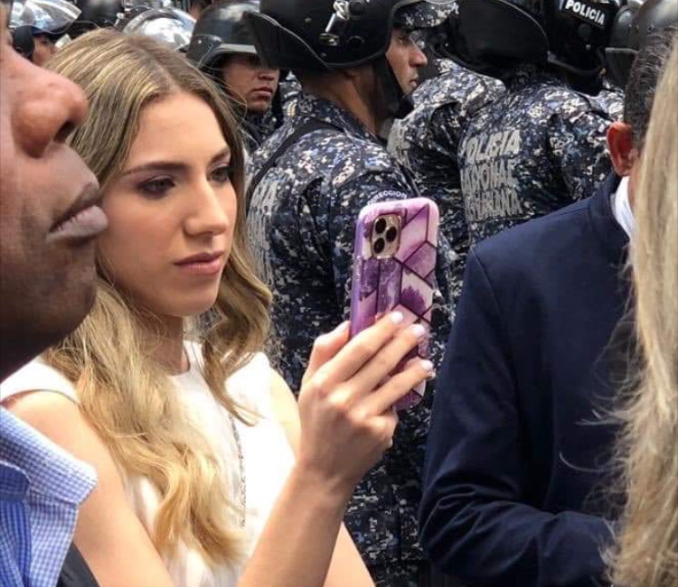 Ya entendí porque la esposa del chavista bobolongo Guaidó hace un mes no tenía comida en la nevera, la muy luchona estaba reuniendo para el Iphone 11 😂😂Guaidó Coñuetumadreeeee