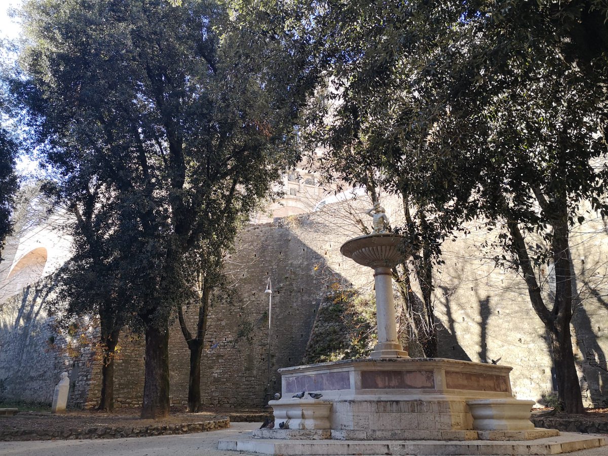 Si può resistere ed invertire una tendenza che sembra destinata a non avere alternative? La risposta è "sì": lo dimostra l'esperienza di #Edicola518 a #Perugia, dove un vecchio chiosco di inizio '900 è stato riaperto e trasformato in una piccola #libreria indipendente di strada.