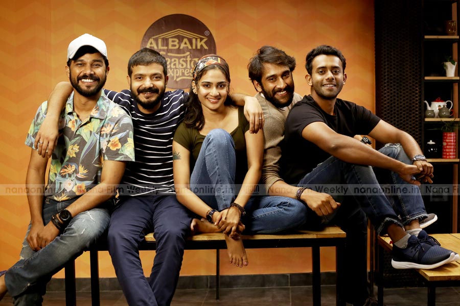 BreakingViews4u's tweet photo. #KhajurahoDreams #Malayalam Movie
Rest of the gallery here :- https://t.co/CJsd8hInZI
#ArjunAshokan
#SreenathBhasi
#Druvan
#SaijuGovindaKurup
#AditiRavi
#SharafUDheen
#GopiSundar #JohnyAntony
#SaijuKurup https://t.co/e00jgWJtWh