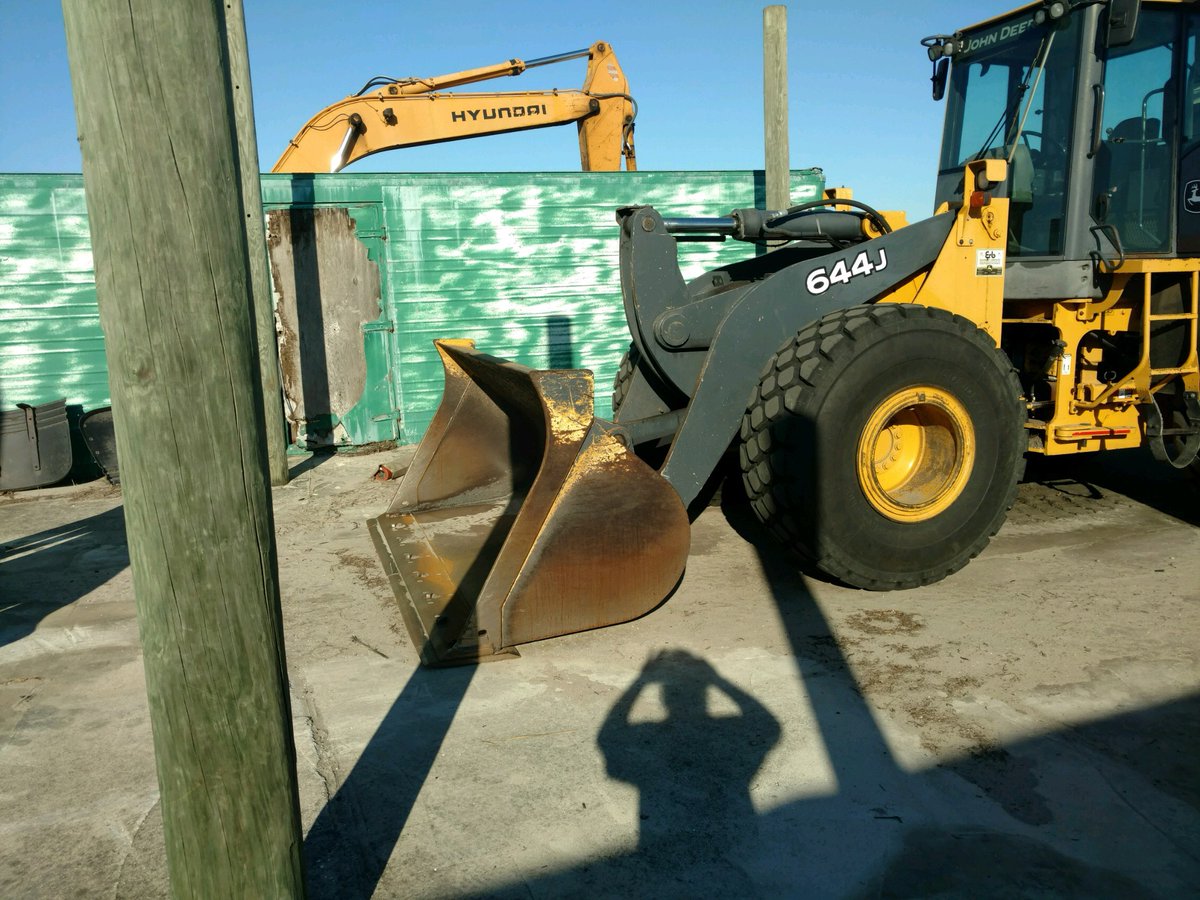 ApolloEquipment's tweet photo. ***GREAT DEAL***

2006 John Deere 644J Wheel Loader
Offered at $72,000.00

Good Condition
John Deere 6 Cylinder 8L Engine
8,575 Hours
*Comes with lightly used 20 ply rock and dirt tires.
*Hydraulic hoses have been replaced.
*Cab has Heated and A/C.

CALL TODAY!
1.800.982.2844 https://t.co/wnK8QjormP