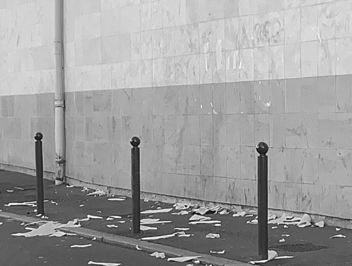 CollagesMLJ's tweet photo. NOUS SOMMES LE CRI DE CELLES QU’ILS ONT FAIT TAIRE.

Message arraché après 2 jours d’affichage par une femme qui, je cite, n’en a “rien à faire des femmes battues” et qui trouve que “c’est moche”.

Nos mots dérangent. Continuez d’arracher, nous recollerons. https://t.co/avEs3boZz0
