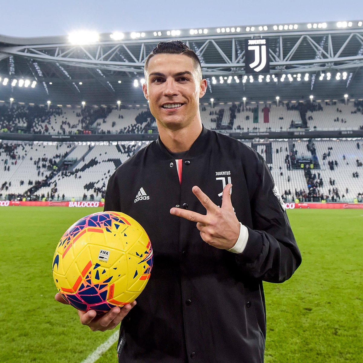 ChampionsLeague's tweet image. ⚪️⚫️ @Cristiano Ronaldo ⚽️⚽️⚽️

#UCL