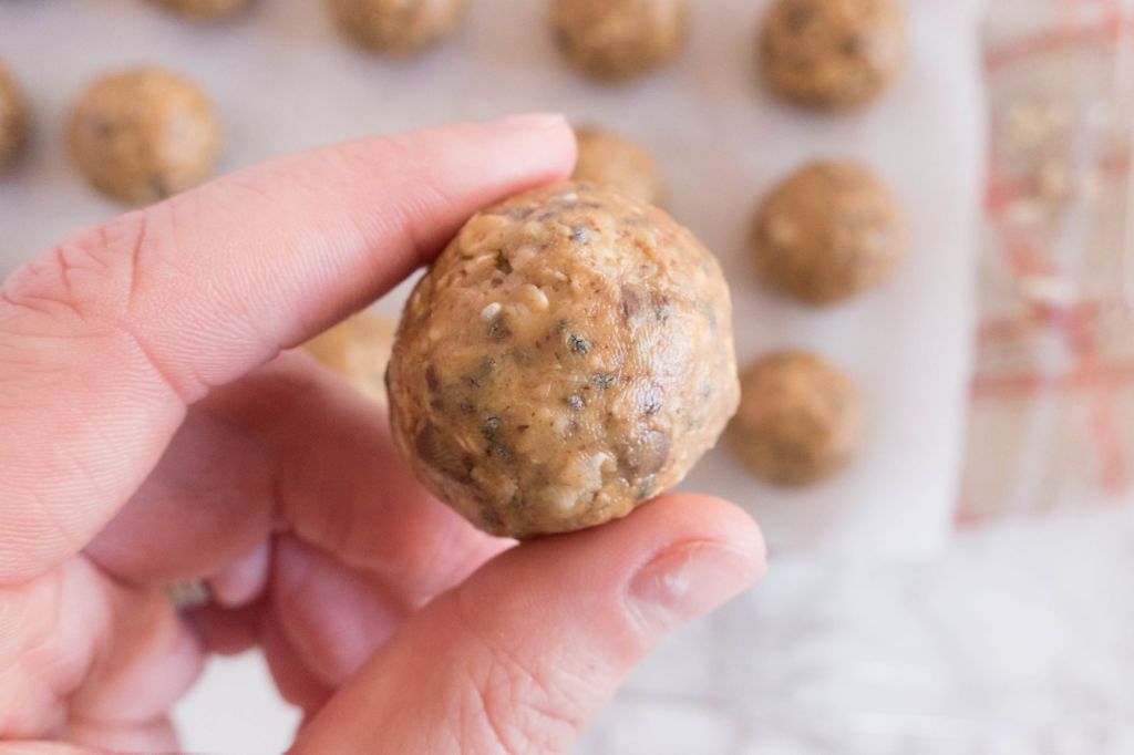 CraftyGirlCooks's tweet photo. Chocolate Chip Protein Bites https://t.co/J2Pw0LxBuC https://t.co/PkJhvxyrjG