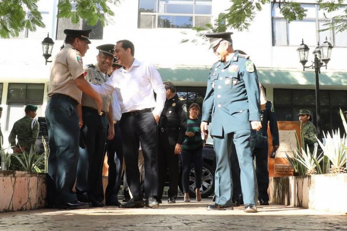 LaRevistaP's tweet photo. #Cintillo Coordinación con Fuerzas Armadas, fundamental para la seguridad de #Yucatan: @MauVila, gobernador. @GobYucatan @LaRevistaP Edición 1573 #Portada 
https://t.co/tpSsBz5BZS https://t.co/8D2FizHqur