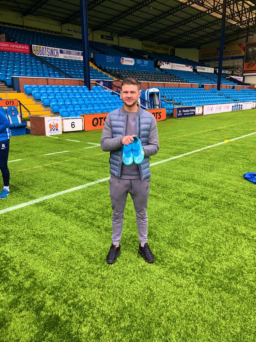 KillieCommunity's tweet photo. New Year? New Competition! We have a signed pair of @DomThomas23 boots for you all! All you need to do is 

❤️ Like This Post 
🔁 Retweet This Post 
☝🏻 Follow This Account
👫 Tag 4 Friends 

#WeAreKillie 🔵⚪️⚽️ https://t.co/AVsq5yGmZ4
