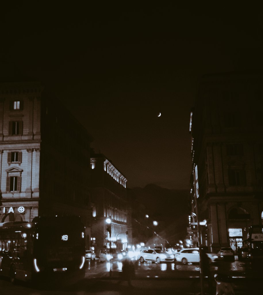 del_pensiero's tweet photo. E mi sembrava soltanto un rumore di fondo o un ricordo stropicciato e fiacco, come le vie del mercato quando viene sera. Ma un legame è altro. È quella cosa per cui t'illumini o ferisci di nuovo, all'improvviso, anche quando sei distratto e hai portato i tuoi passi molto lontano. https://t.co/oyVgsMw2qm