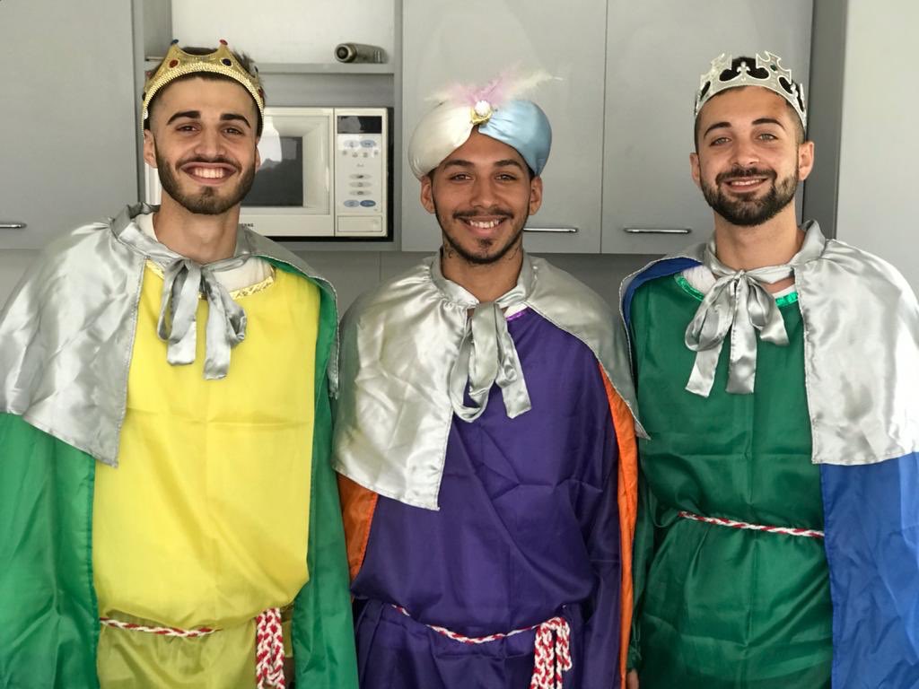 DanteGalletti3f's tweet photo. Mañana de juegos en la Colonia de Verano del #Cedem3 , donde recibimos a los Reyes Magos junto al intendente @dievalen, los Concejales @fernandotrigo3f, @massanalia, @EchagueGrillo y gran equipo! 🤴🏼 🎁 🧒🏽 👧🏼 https://t.co/QZGgTfP69o