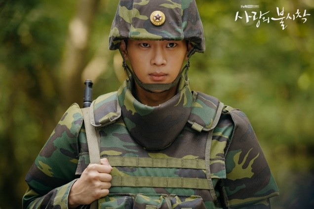 chuelhanwoo's tweet photo. soo hyun's cameo :
we will see Soohyun and his so called twin.. Gwang Beom in a same drama😆

they just have that same vibe🤔

bet : take a selfie together 🙌🏼
#CrashLandingOnYou https://t.co/6R9Ir6lCD3