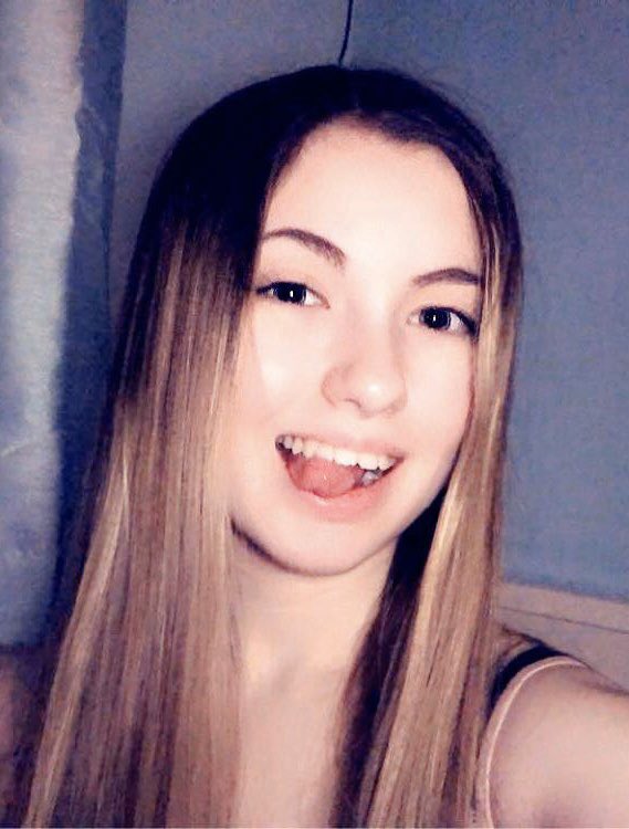 ellie___2003's tweet photo. @strangerwriters Wait for real?? Uh.. I’m Ellie, I look like this. I went to the Royal Conservatoire in Scotland. I can do a good generic American accent. Can I apply somewhere if you’re still looking? https://t.co/fBX1ZgLXQX