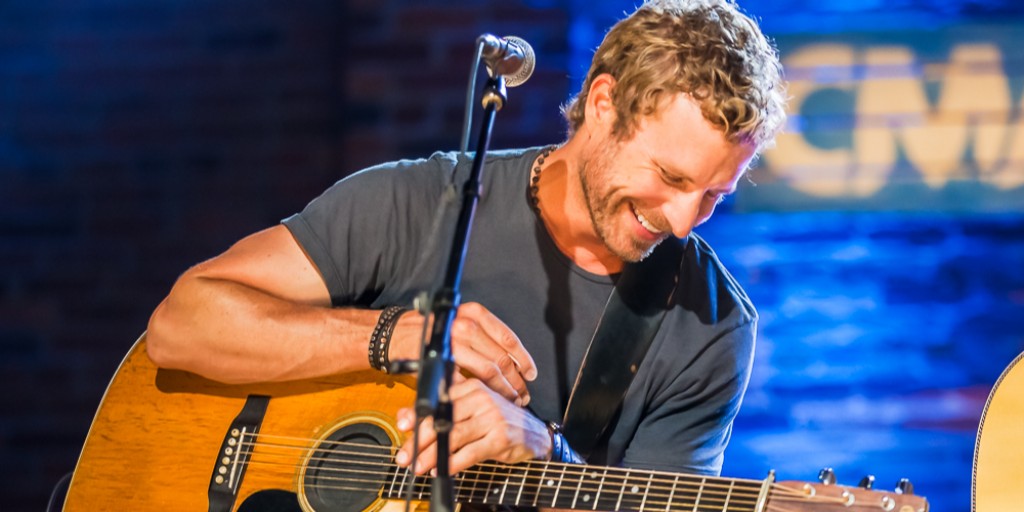frontandcenter's tweet photo. #2020 vibes...ππΈπΆ@DierksBentley https://t.co/E3cyb6IC6a